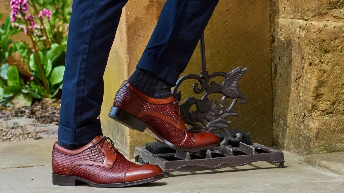 https://www.jagranimages.com/images/newimg/26092024/26_09_2024-hushpuppiesshoesformen_23804981.jpeg