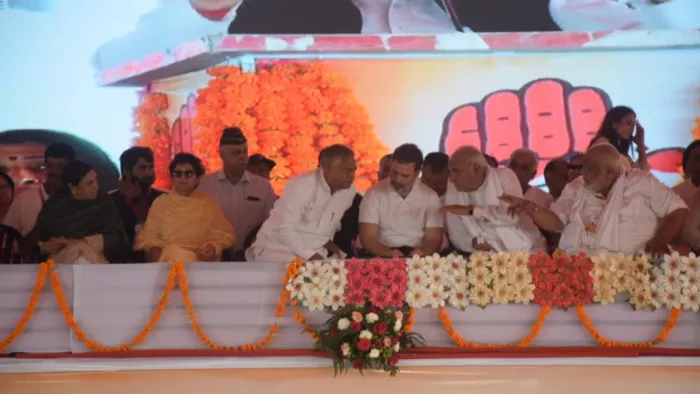 Haryana Election 2024: भूपेंद्र हुड्डा के साथ नजर आईं सैलजा, बोलीं- BJP के कुशासन से दिलानी है मुक्ति।