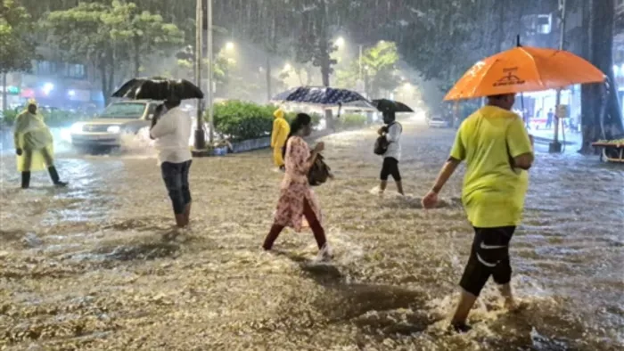 अचानक तेज बारिश से मुंबई का हाल बेहाल, आज मिलेगी राहत या नहीं