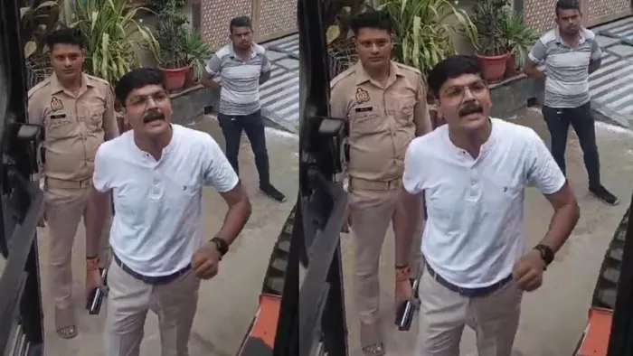 शहर विधायक मुक्ता संजीव राजा के पीआरओ अमित कुमार जेसीबी में बैठे चालक मोनीश पर चिल्लाते हुए। सौ. इंटरनेट मीडिया