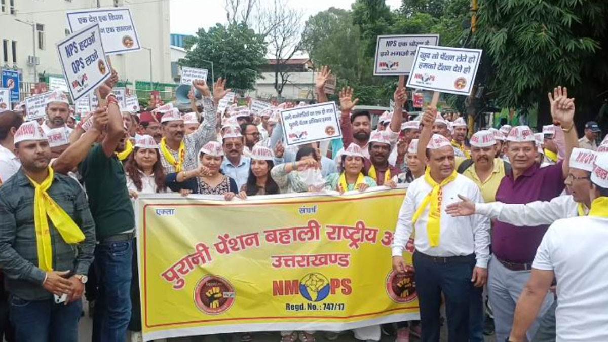 uttarakhand employees protest for old pension scheme restoration