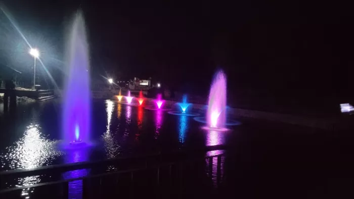 रंगीन फव्वारों से मनमोहक हुआ रानी तालाब, बसोहली उत्सव का मिला बसोहली वासियों को तोहफा