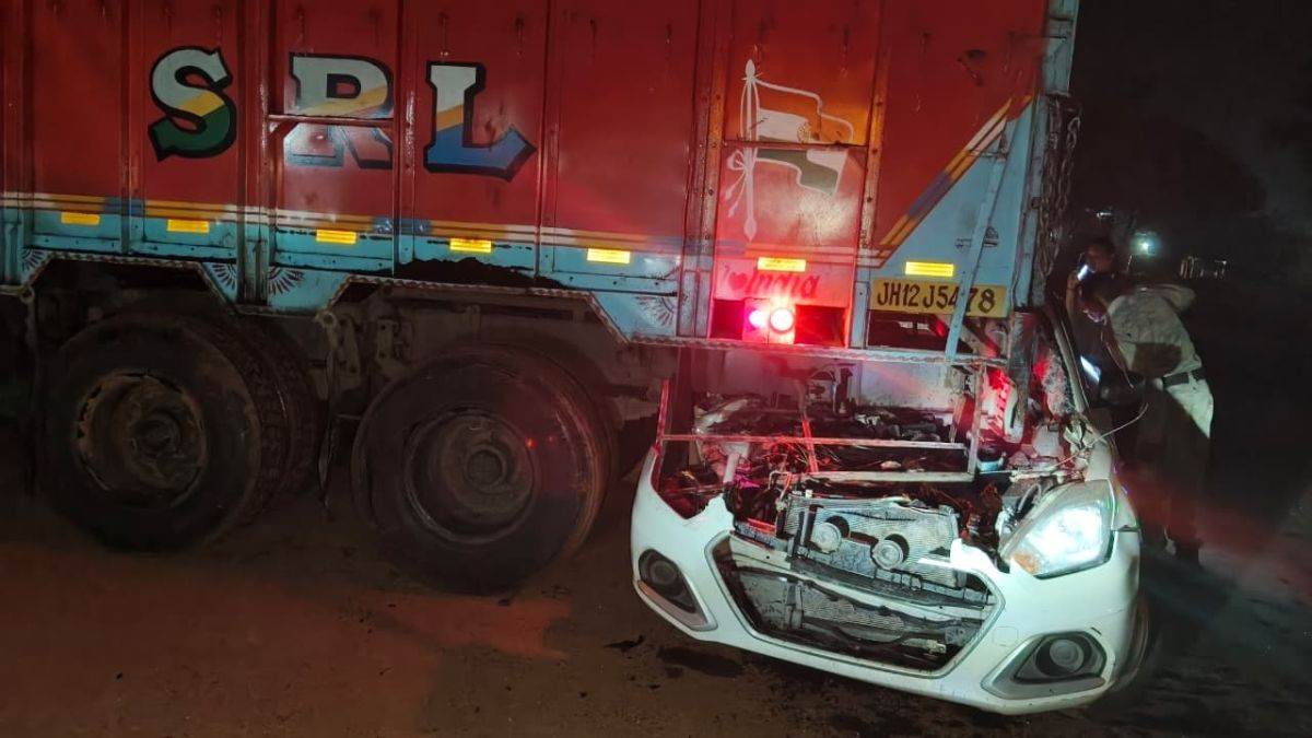 झारखंड में सड़क हादसे में मां-बेटी समेत 3 की दर्दनाक मौत, ट्रक ने पीछे से मारी टक्कर - Three people including mother and daughter died tragically in road accident in Jharkhand