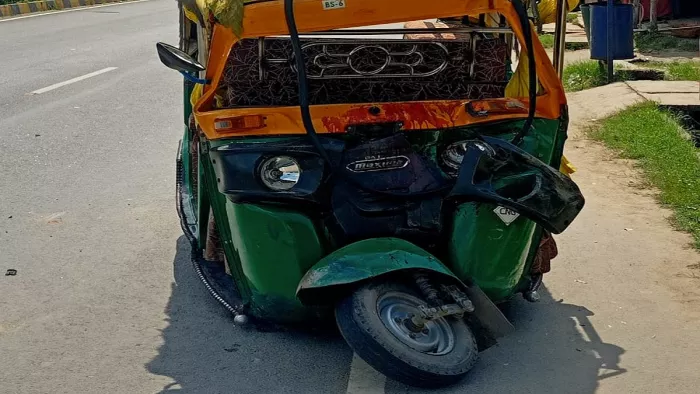 प्रयागराज के झूसी में इसी आटो वाहन के चालक व सवार लोग हादसे का शिकार हुए।