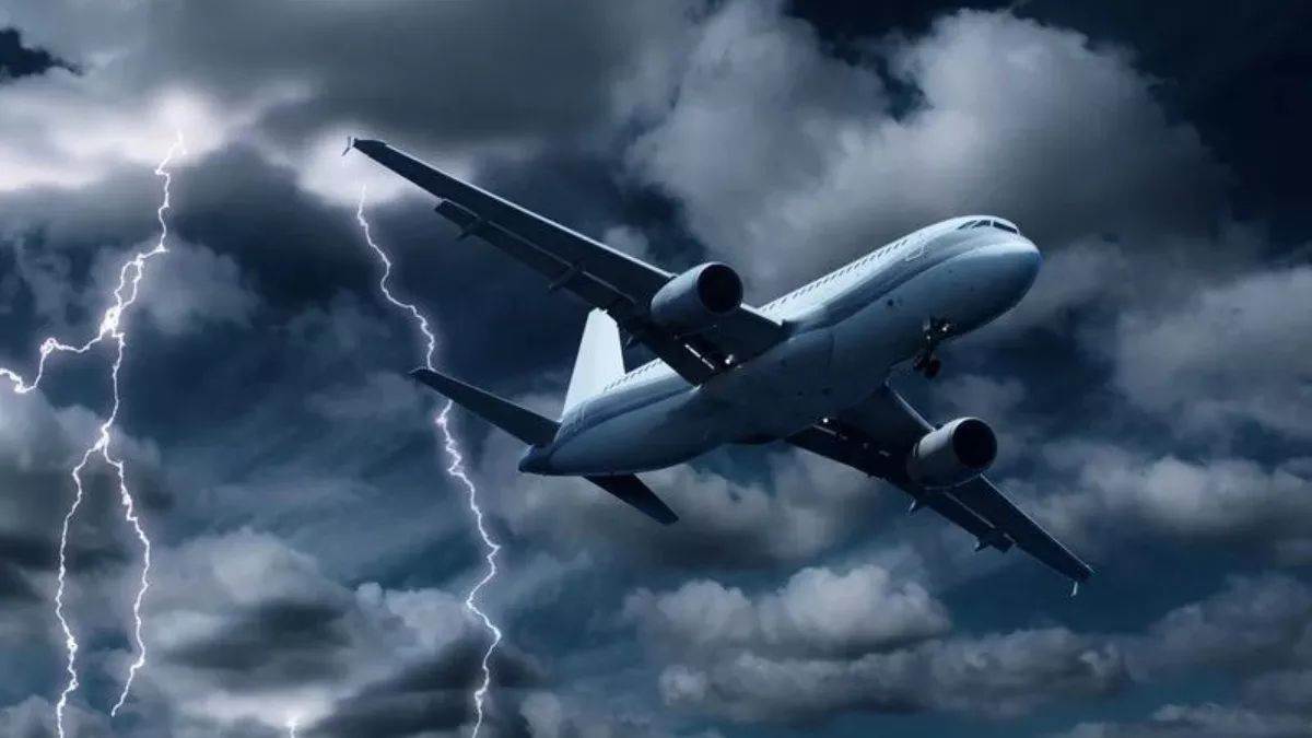 https://www.jagranimages.com/images/newimg/26092025/26_09_2025-air_turbulence_24061055.jpg