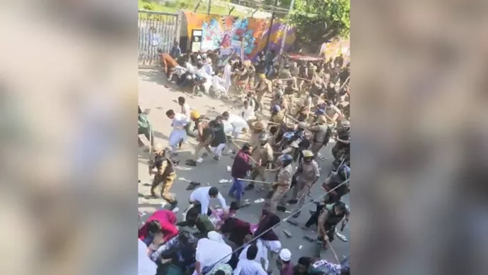 बरेली में ‘I Love Mohammad’ मामले को लेकर जमा भीड़ पर पुलिस ने किया लाठीचार्ज।