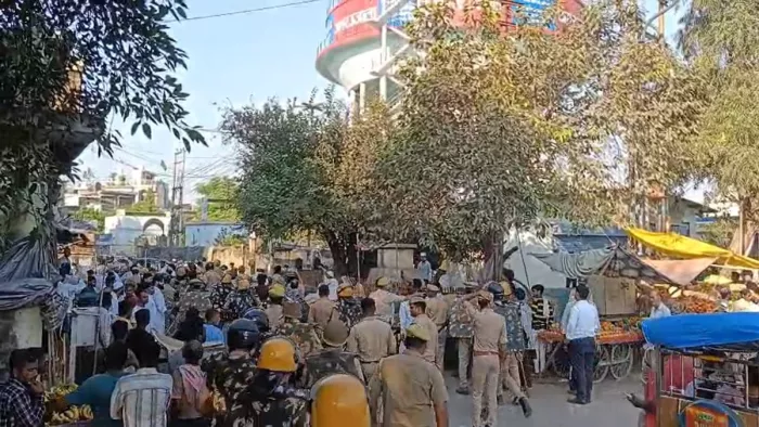 बरेली में किसके कहने पर जुटी भीड़? फिर पुलिस ने किया लाठीचार्ज, छोड़े आंसू गैस के गोले