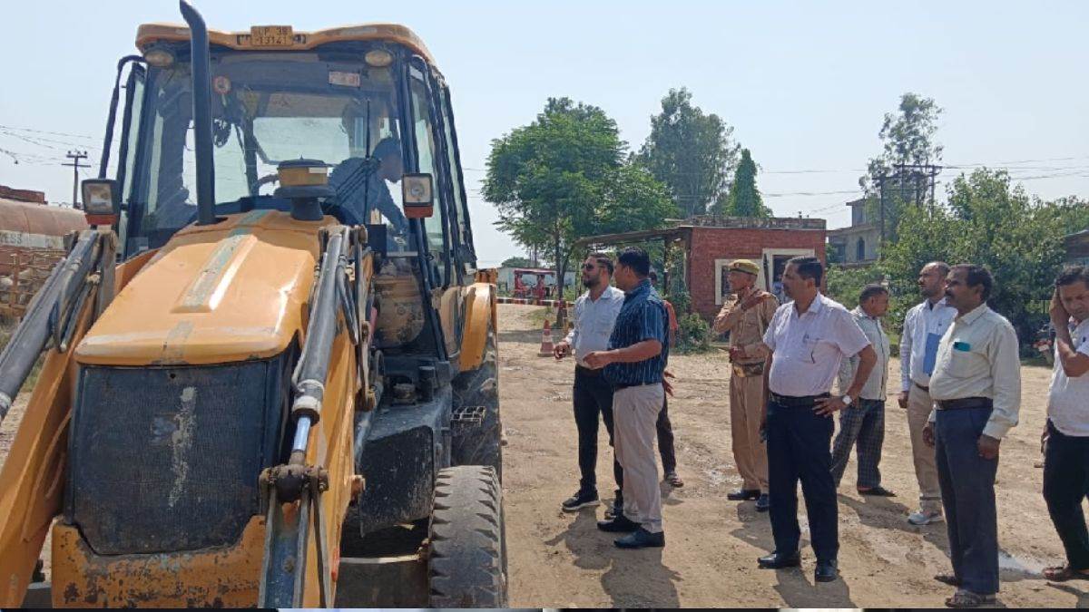 https://www.jagranimages.com/images/newimg/26092025/26_09_2025-bulldozer__3_24060778.jpg