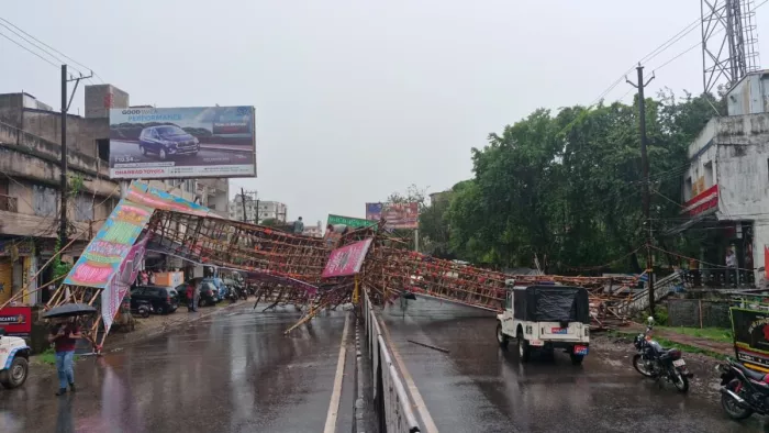 तेज बारिश से ढहे दुर्गा पूजा के पंडाल। फोटो जागरण