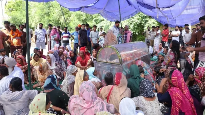 पुलिस पिटाई से युवक की मौत का आरोप, शव रखकर ग्रामीणों ने जाम किया