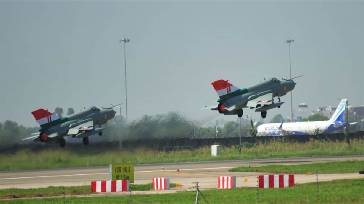https://www.jagranimages.com/images/newimg/26092025/26_09_2025-flypast2_24061035.jpg