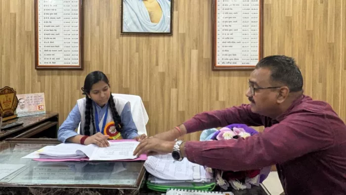 जिला विद्यालय निरीक्षक कार्यालय में डीआईओएस से विभागीय कार्यों की रिपोर्ट लेती छात्रा कशिश। जागरण