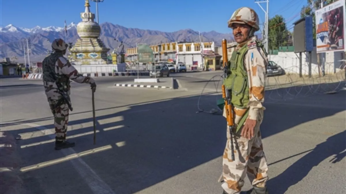 हठधर्मी का नतीजा है लेह की हिंसा, भीड़ ने सुरक्षाकर्मियों के वाहनों को भी निशाना बनाया