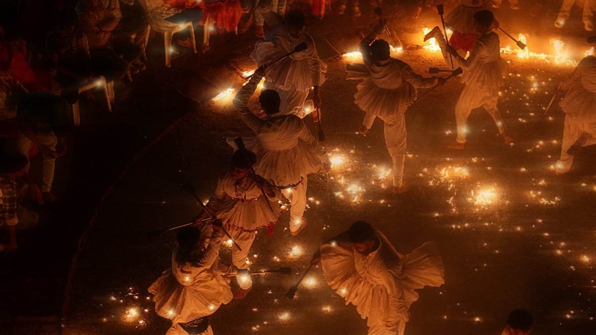 mashaal raas gujarat daring fire garba dance tradition