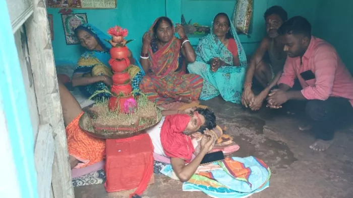 सीने पर पांच कलश स्थापित कर मां दुर्गा की उपासना में लीन हैं भक्त। फोटो जागरण