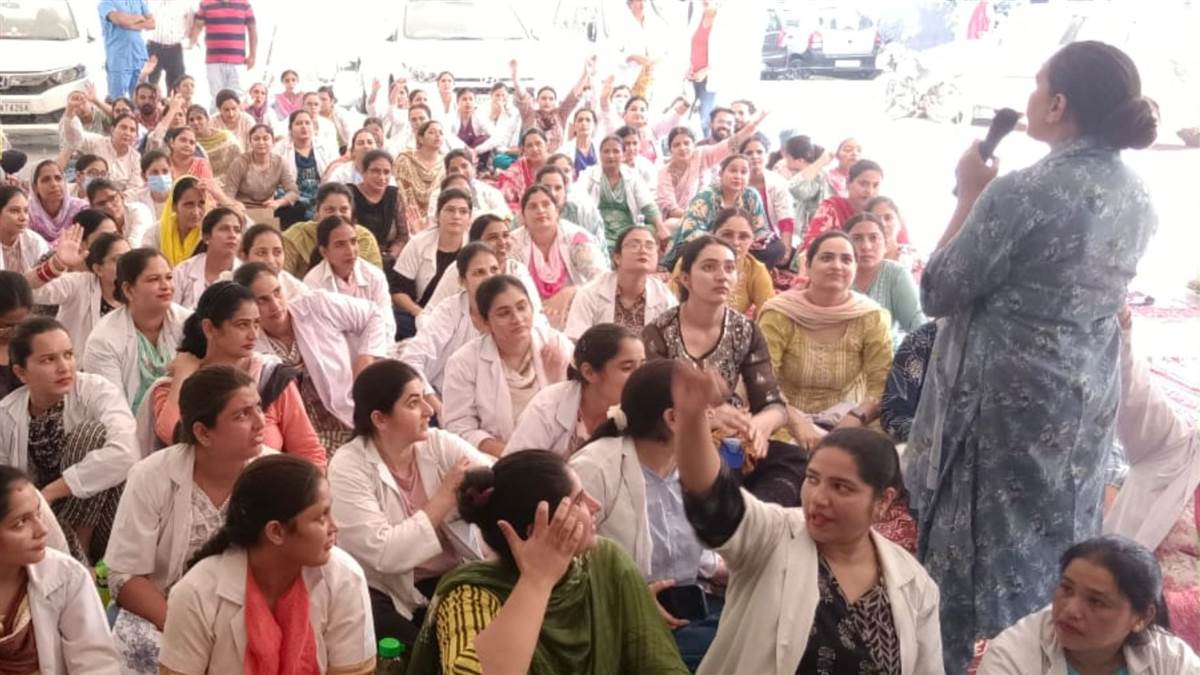 https://www.jagranimages.com/images/newimg/26092025/26_09_2025-nurses_protest_24060636.jpg