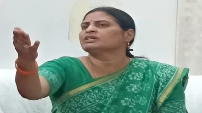 प्रतापगढ़ में उप्र राज्य महिला आयोग सदस्य प्रतिभा कुशवाहा ने महिला उत्पीड़न के मामलों पर त्वरित कार्रवाई के निर्देश दिए।