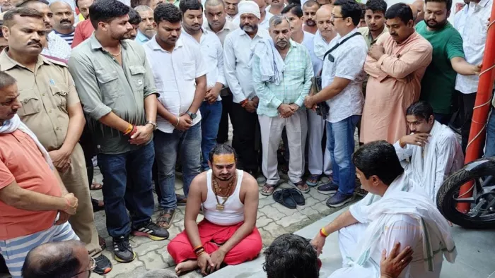 आचार्य देवव्रत महाराज के बेटे की मौत पर दुख प्रकट करते कुंडा विधायक रघुराज प्रताप सिंह व अन्य। जागरण