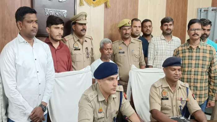 प्रतापगढ़ पुलिस की गिरफ्त में असलहा तस्कर राजाराम (पीछे सफेद टीशर्ट में)। जागरण