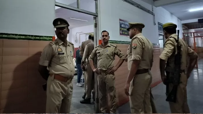 मुठभेड़ की घटना के बाद जिला अस्पताल के इमरजेंसी वार्ड के बाहर तैनात पुलिस फोर्स।- जागरण