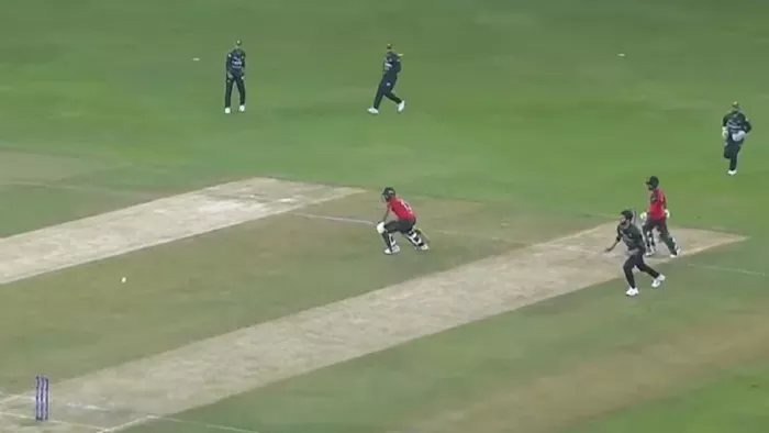 पाकिस्तान ने रन आउट का आसान मौका गंवाया (Pic Credit- Fancode Screengrab)