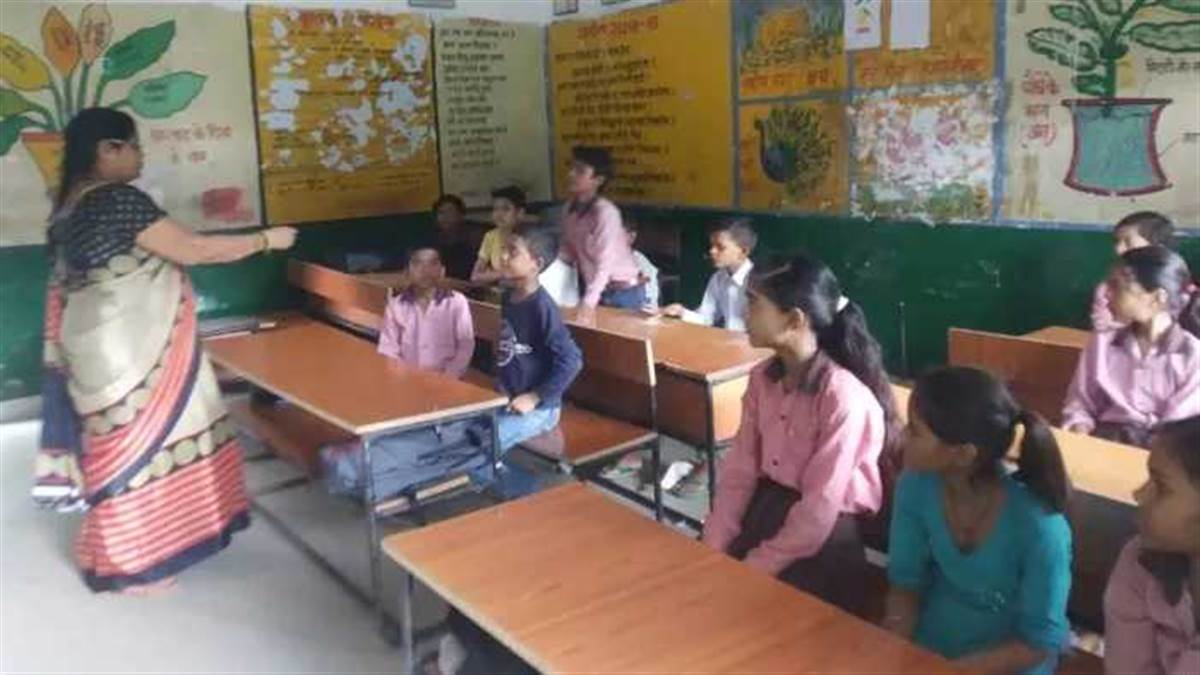 https://www.jagranimages.com/images/newimg/26092025/26_09_2025-teacher_2_24061126.jpg