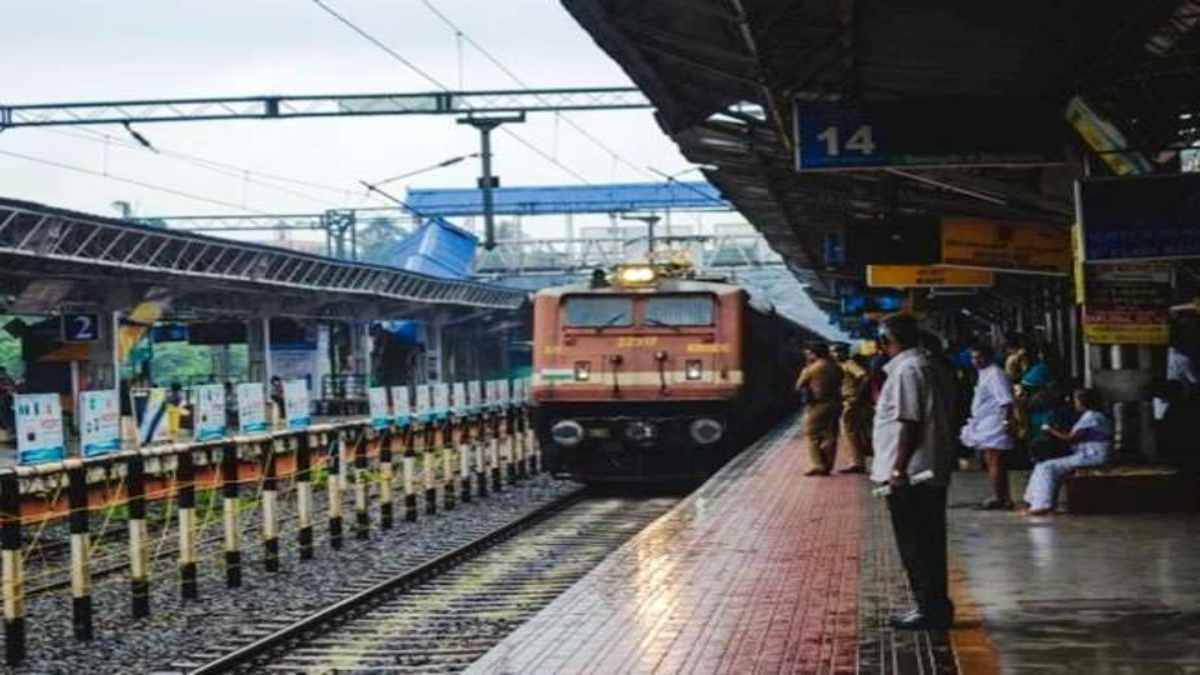https://www.jagranimages.com/images/newimg/26092025/26_09_2025-train_1_24060711.jpg