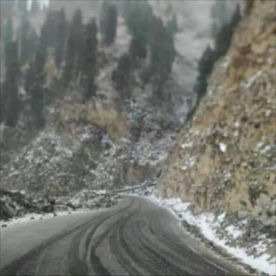 मुगल रोड और द्रास में सीजन की पहली बर्फबारी