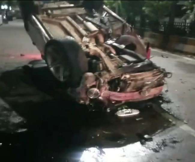 Accident in Jalandhar जालंधर के कपूरथला चौक पर अनियंत्रित कार पलटी।