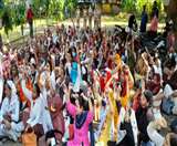 आशा कार्यकर्ताओं ने मंगलवार को कलेक्ट्रेट पर धरना दिया।