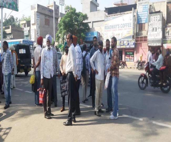 बठिंडा में किसानाें ने दूसरे दिन भी दिया धरना। (जागरण)