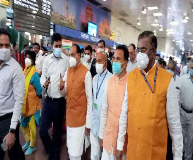 आपत्तिजनक पुस्तकें बेचने वाले विक्रेता पर किया जुर्माना