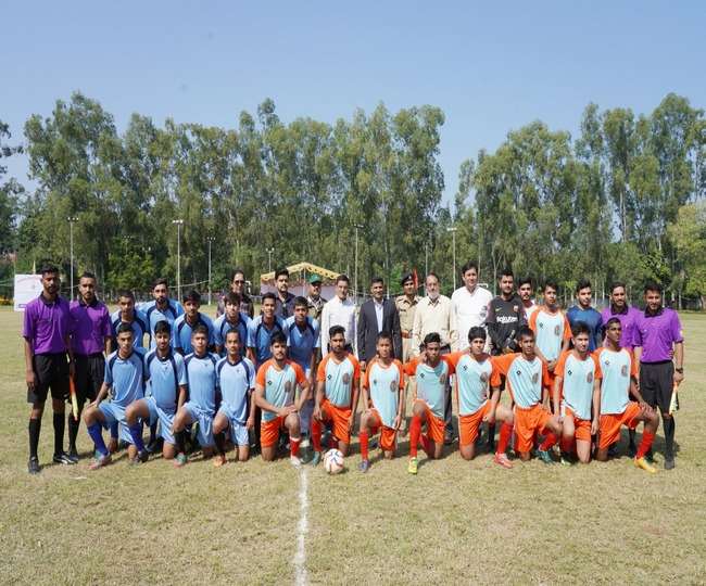 स्पोर्ट्स कांप्लेक्स -46 में खेला जा रही चंडीगढ़ पुलिस शहीद मेमोरियल फॉर स्टेट सीनियर फुटबाल चैंपियनशिप।