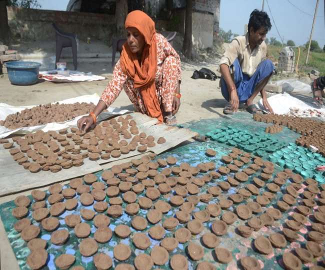 इस दिवाली गोबर से बने दीप सजाएंगे घर-आंगन