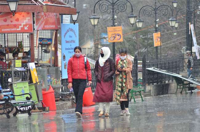 हिमाचल प्रदेश में बारिश व बर्फबारी के बाद सुबह-शाम ठंड बढ़ गई है