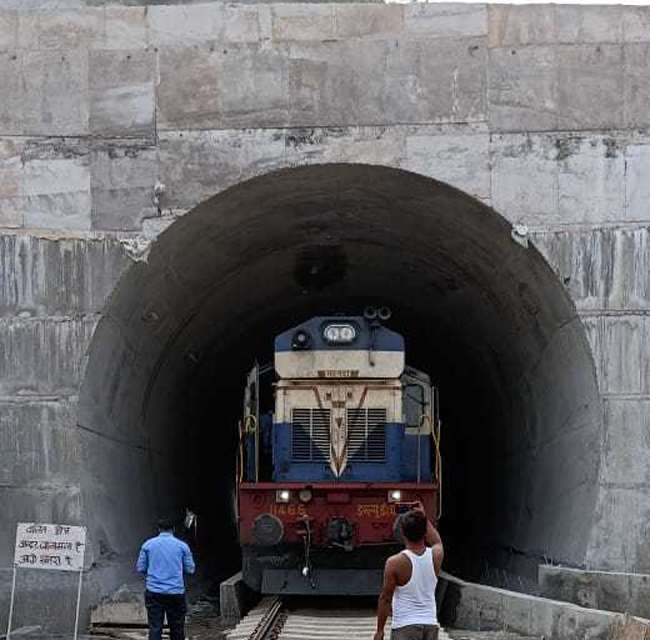 जमालपुर-रतनपुर स्टेशन के नये रेलवे सुरंग से गुजरी ट्रेन।