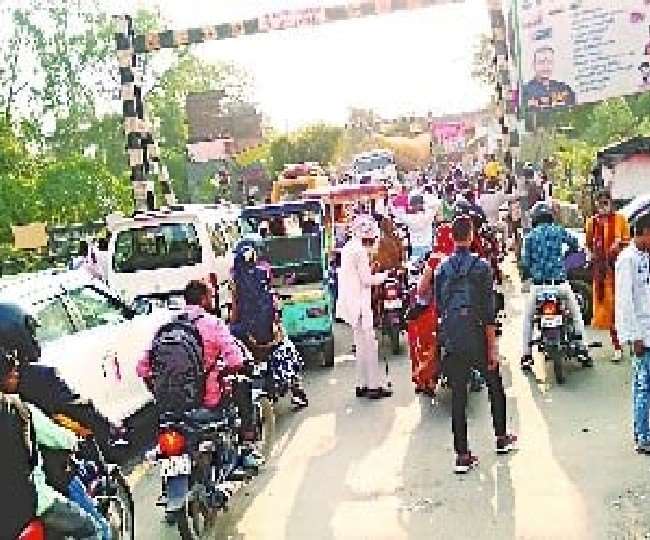 फरीदपुर में पितांबरपुर रेलवे क्रॉसिंग पर लगा लंबा जाम।