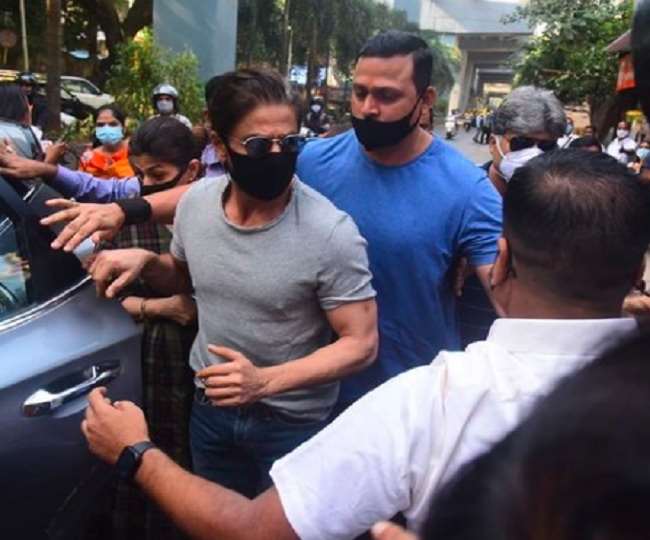 एंकर ने शाह रुख खान को दी पाकिस्तान में रहने की सलाह, ट्रोलर्स ने याद दिला दिया किंग खान का खर्चा