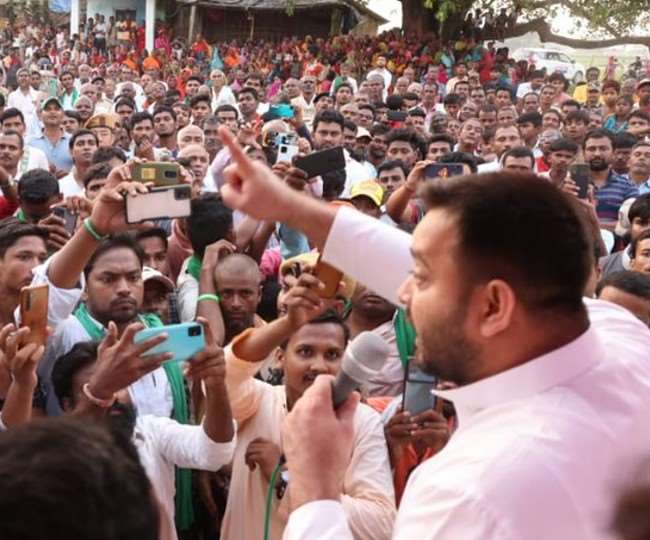 नेता प्रतिपक्ष तेजस्वी यादव ने तारापुर में चुनावी सभा को किया संबोधित।