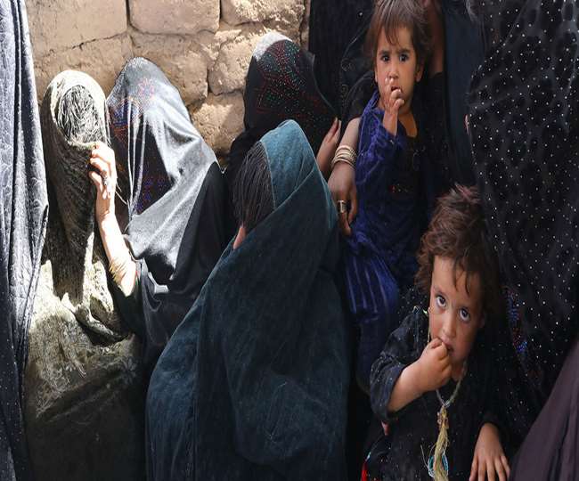 गंभीर संकट की राह पर अफगानिस्तान की आधी से अधिक आबादी