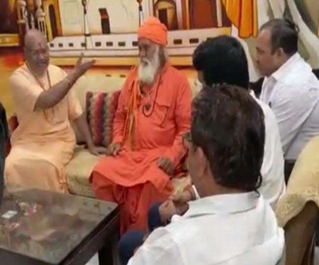 जिला प्रशासन की तरफ से एसडीएम सदर विनय कुमार सिंह ज्ञापन लेने स्वयं ही मंदिर में पहुंच गए।