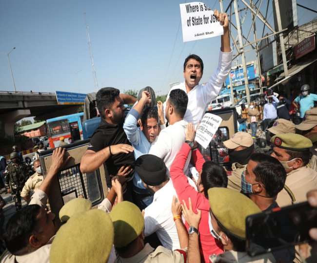 प्रदेश यूथ कांग्रेस ने मोदी सरकार के खिलाफ प्रदर्शन किया।