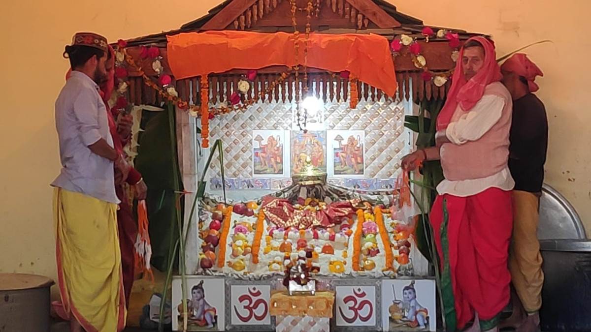 Lord Raghunath Ji नए अनाज पर विराजमान हुए भगवान रघुनाथ जी, धूमधाम से