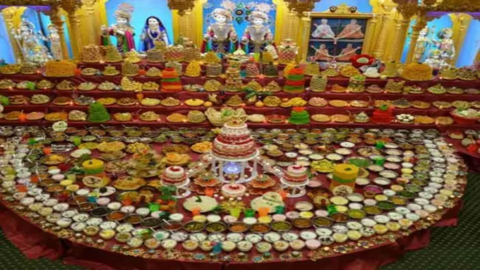 भगवान कृष्ण को 56 विभिन्न प्रकार के व्यंजनों का भोग लगाया जाता है।