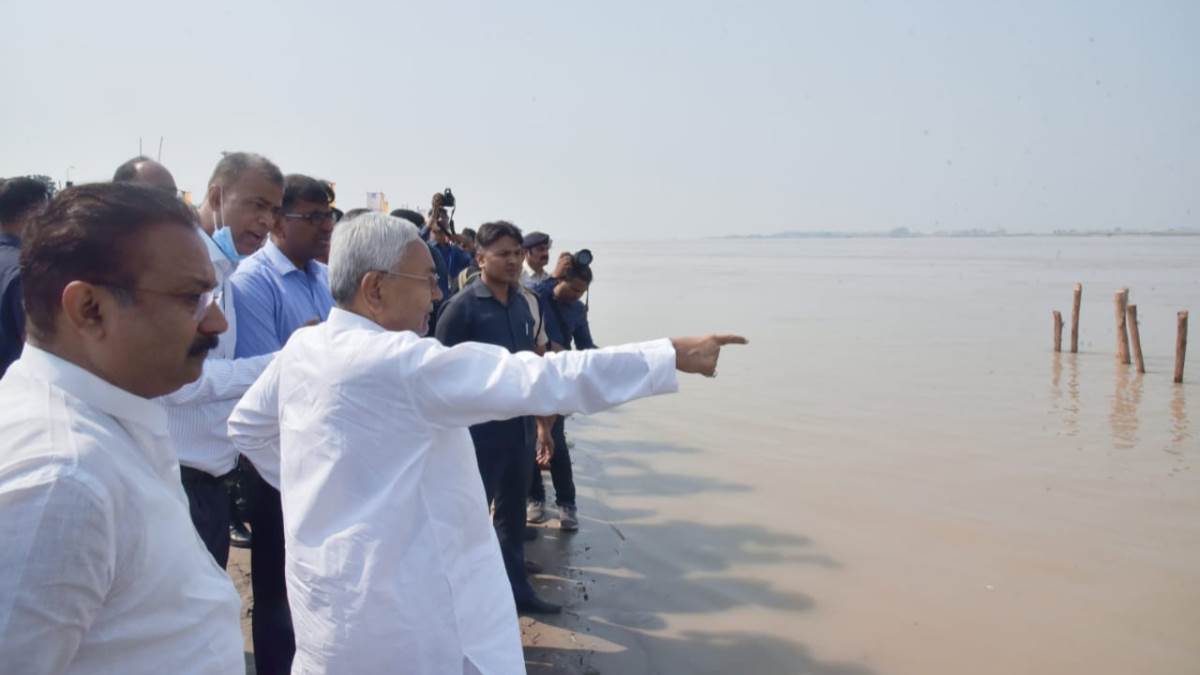 पटना में छठ घाटों का निरीक्षण करते सीएम नीतीश कुमार। जागरण