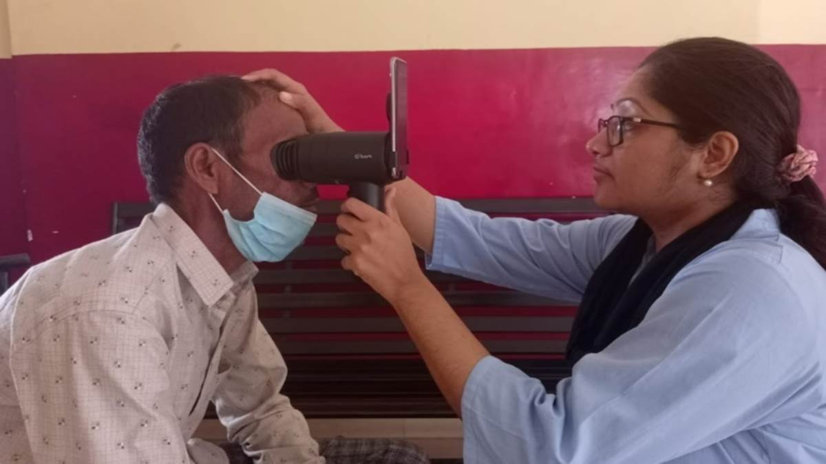 up news old model of samsung mobile is getting new light for eye examination in remote villages jagran special
