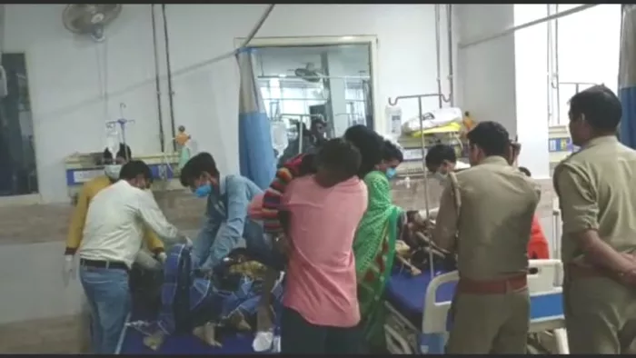 Agra News: शमसाबाद के प्राइवेट अस्पताल में भर्ती बिहार से आए मजदूर।