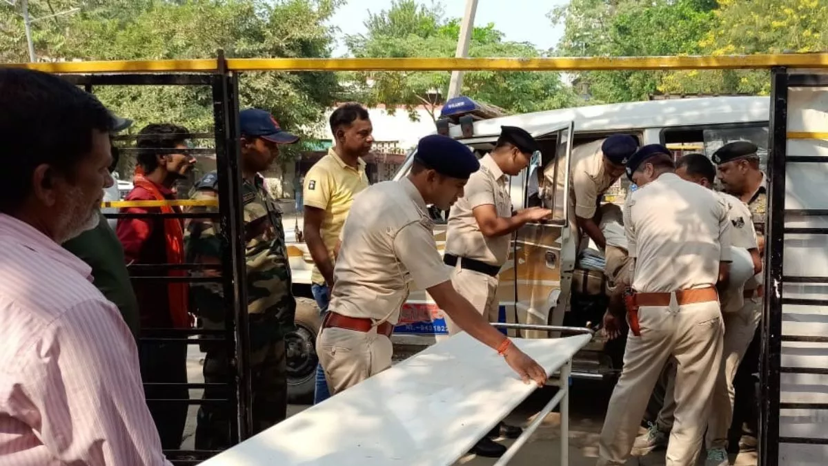 Bihar News: गोपालगंज में पुलिस वालों की नाव गंडक नदी में डूबी, जवान की मौत; नीतीश  कुमार ने जताया शोक - Bihar News boat of police team drowned in Gandak river  during