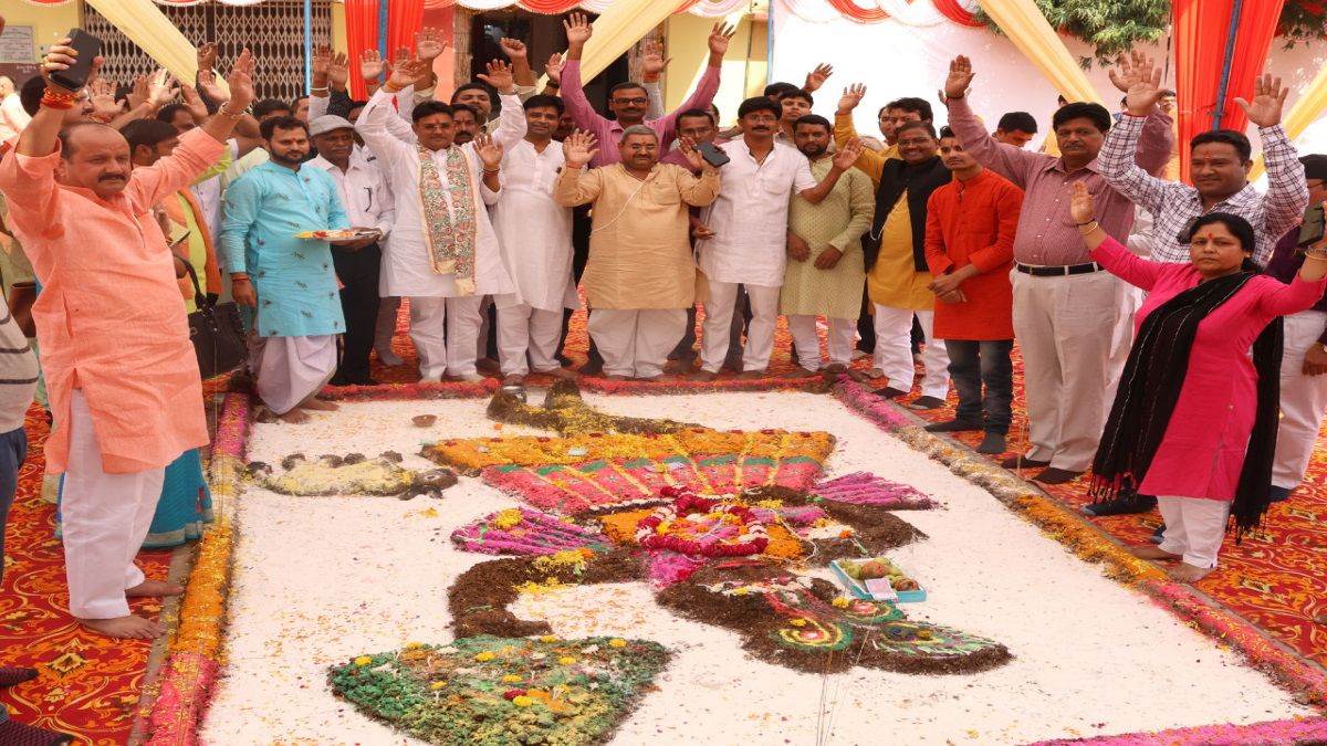https://www.jagranimages.com/images/newimg/26102022/26_10_2022-goverdham_puja_with_leaders_23163918.jpg