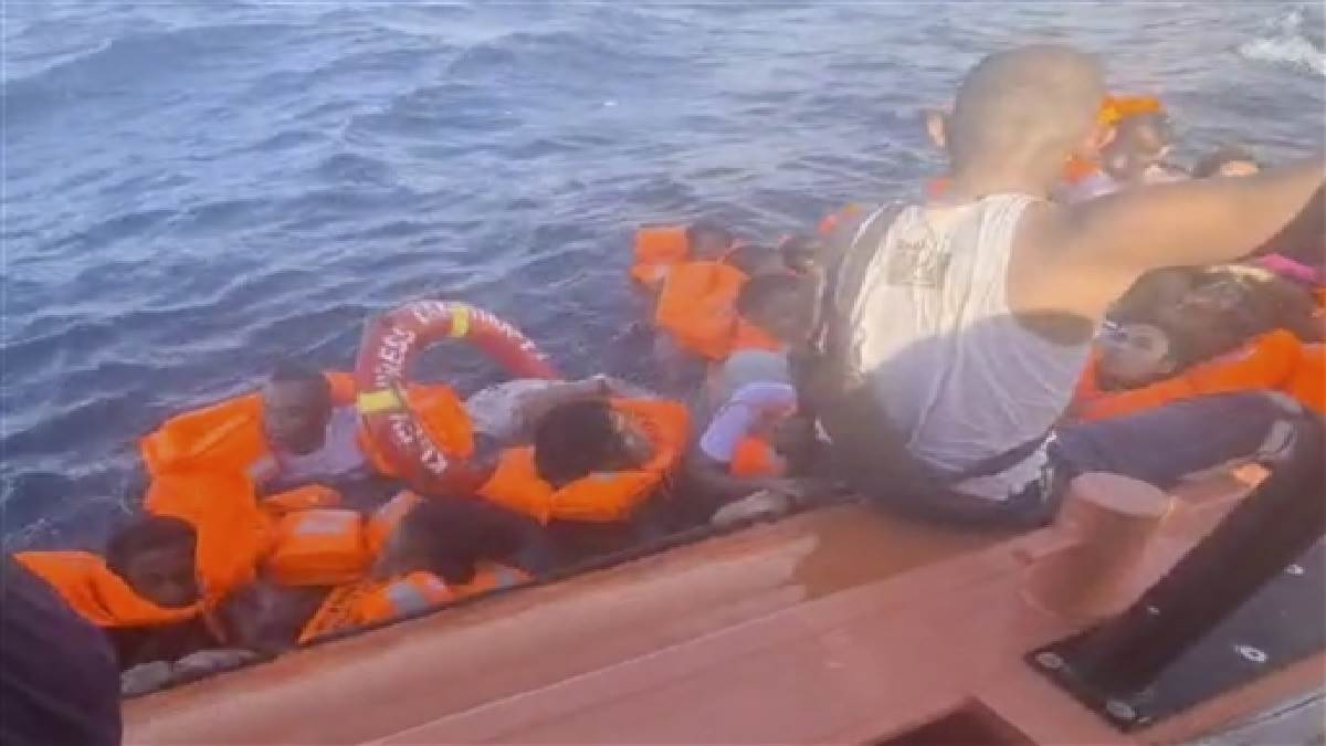 Indonesia Boat Fire: इंडोनेशिया में 240 यात्रियों को लेकर जा रही नाव में लगी  आग, 14 लोगों की मौके पर ही मौत - boat carrying 240 passengers caught fire  in Indonesia 14